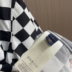 LV 2026SS新款棋盘格子印花短袖衬衫 本款短袖衬衫选用丝棉混纺面料,演绎从容考究的都市夏日风尚。棋盘格黑白 领口L LV 2026SS新款棋盘格子印花短袖衬衫 本款短袖衬衫选用丝棉混纺面料,演绎从容考究的都市夏日风尚。棋盘格黑白 领口L