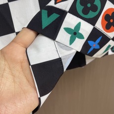 LV 2026SS新款棋盘格子印花短袖衬衫 本款短袖衬衫选用丝棉混纺面料,演绎从容考究的都市夏日风尚。棋盘格黑白 领口L LV 2026SS新款棋盘格子印花短袖衬衫 本款短袖衬衫选用丝棉混纺面料,演绎从容考究的都市夏日风尚。棋盘格黑白 领口L