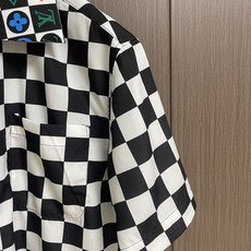 LV 2026SS新款棋盘格子印花短袖衬衫 本款短袖衬衫选用丝棉混纺面料,演绎从容考究的都市夏日风尚。棋盘格黑白 领口L LV 2026SS新款棋盘格子印花短袖衬衫 本款短袖衬衫选用丝棉混纺面料,演绎从容考究的都市夏日风尚。棋盘格黑白 领口L