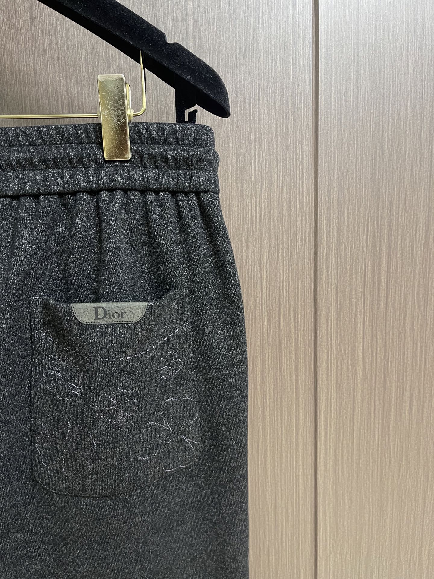 Dior 2026ss 秋冬新款logo字母印花洗水造旧磨卫裤 含进口羊毛 复古洗水造旧工艺 手工刷白定制面料 直筒设计