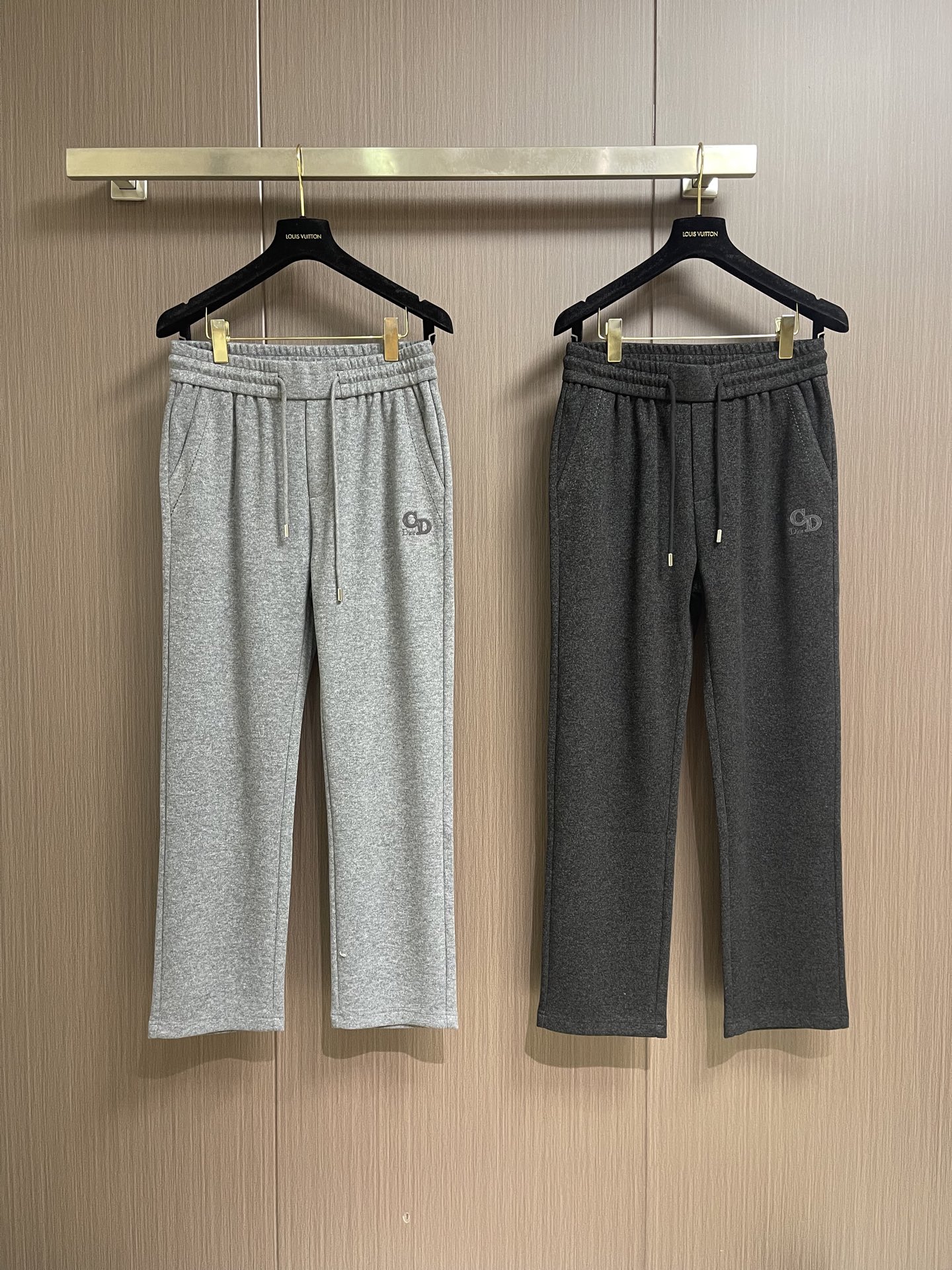 Dior 2026ss 秋冬新款logo字母印花洗水造旧磨卫裤 含进口羊毛 复古洗水造旧工艺 手工刷白定制面料 直筒设计