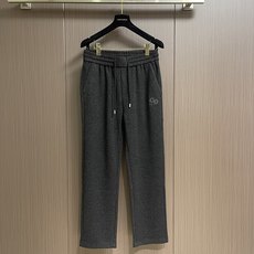Dior 2026ss 秋冬新款logo字母印花洗水造旧磨卫裤 含进口羊毛 复古洗水造旧工艺 手工刷白定制面料 直筒设计 Dior 2026ss 秋冬新款logo字母印花洗水造旧磨卫裤 含进口羊毛 复古洗水造旧工艺 手工刷白定制面料 直筒设计