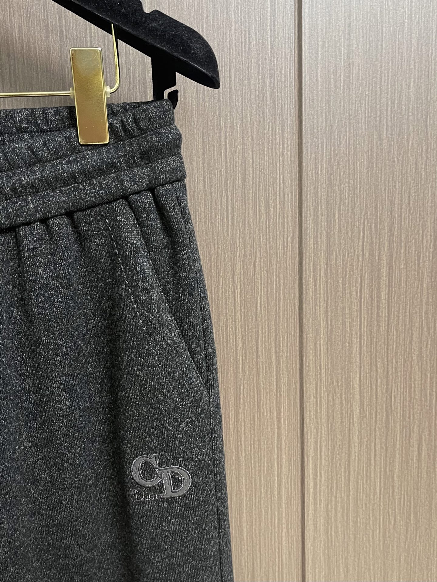 Dior 2026ss 秋冬新款logo字母印花洗水造旧磨卫裤 含进口羊毛 复古洗水造旧工艺 手工刷白定制面料 直筒设计