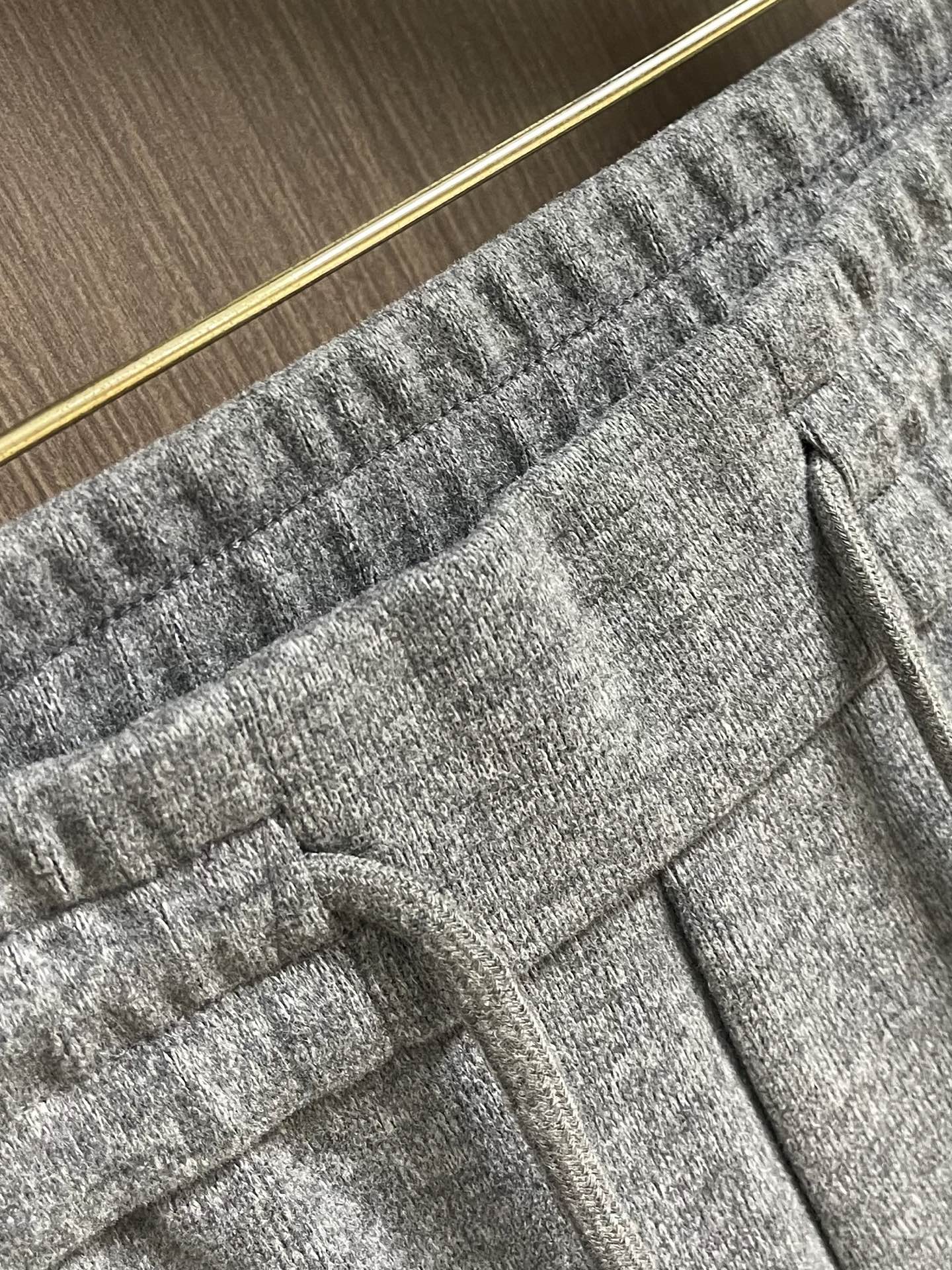 Dior 2026ss 秋冬新款logo字母印花洗水造旧磨卫裤 含进口羊毛 复古洗水造旧工艺 手工刷白定制面料 直筒设计