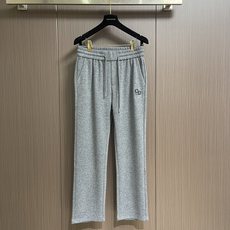 Dior 2026ss 秋冬新款logo字母印花洗水造旧磨卫裤 含进口羊毛 复古洗水造旧工艺 手工刷白定制面料 直筒设计 Dior 2026ss 秋冬新款logo字母印花洗水造旧磨卫裤 含进口羊毛 复古洗水造旧工艺 手工刷白定制面料 直筒设计