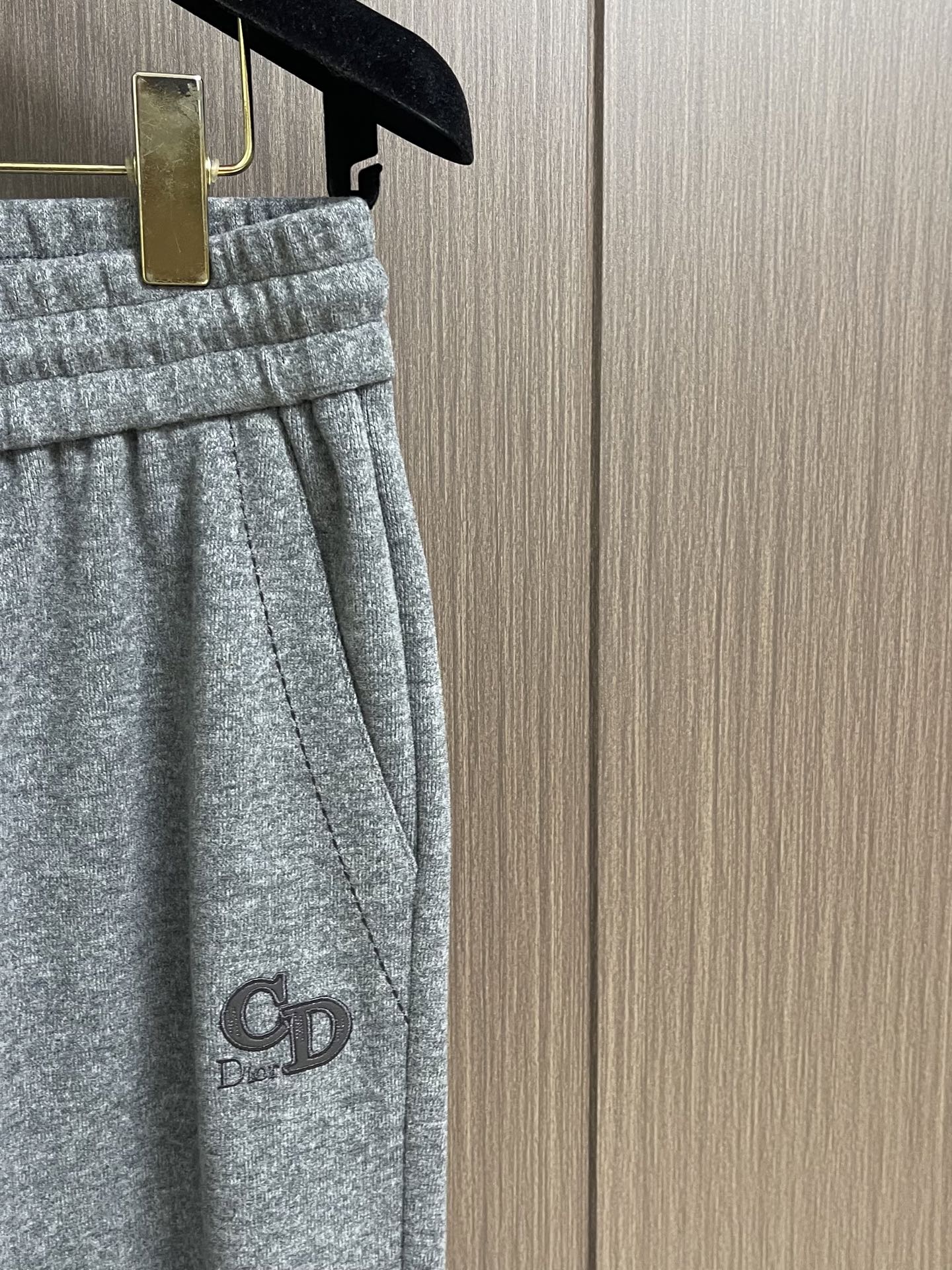 Dior 2026ss 秋冬新款logo字母印花洗水造旧磨卫裤 含进口羊毛 复古洗水造旧工艺 手工刷白定制面料 直筒设计