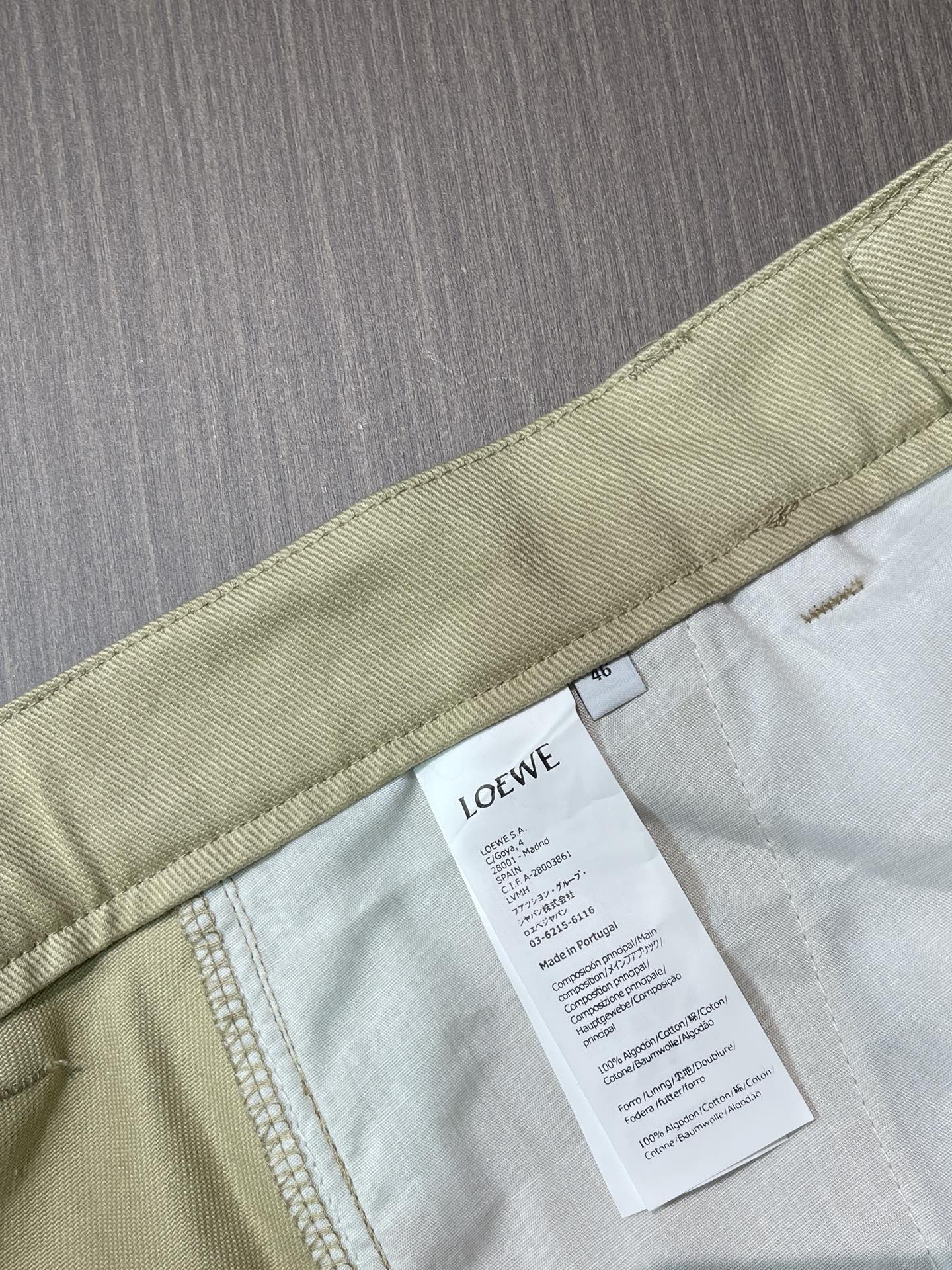 LOEWE 刺绣皮革长裤，定制暖沙精纺斜纹布，以燕麦柔米色作底，裤身右侧饰以红色刺绣，低调暗藏品牌基因，别致侧袋与锤环点