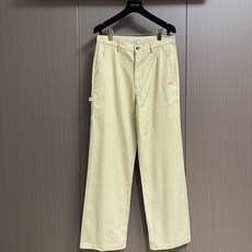 LOEWE 刺绣皮革长裤,定制暖沙精纺斜纹布,以燕麦柔米色作底,裤身右侧饰以红色刺绣,低调暗藏品牌基因,别致侧袋与锤环点 LOEWE 刺绣皮革长裤,定制暖沙精纺斜纹布,以燕麦柔米色作底,裤身右侧饰以红色刺绣,低调暗藏品牌基因,别致侧袋与锤环点