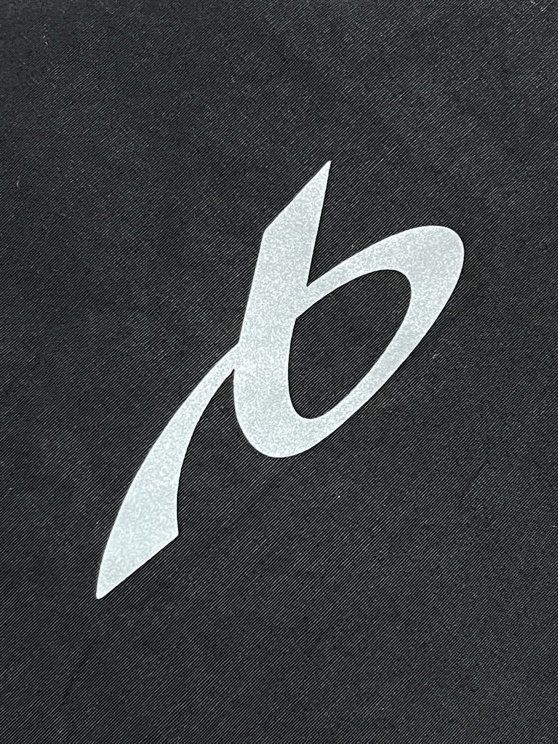 Balenciaga 皇冠B刺绣足球长裤, 精准平衡面料经纬伸缩系数，释放纤维内应力，避免后续缝纫、水洗出现裤身扭曲、局