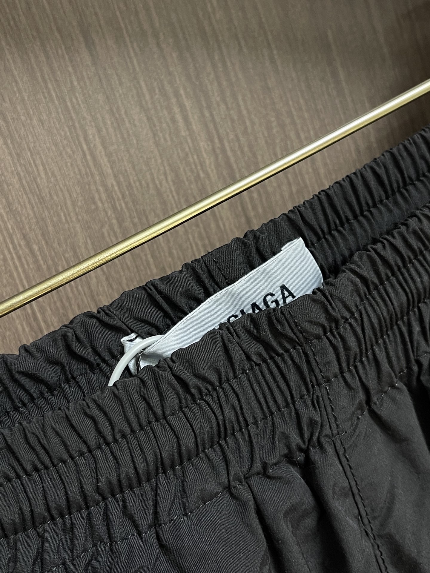 Balenciaga 皇冠B刺绣足球长裤, 精准平衡面料经纬伸缩系数，释放纤维内应力，避免后续缝纫、水洗出现裤身扭曲、局