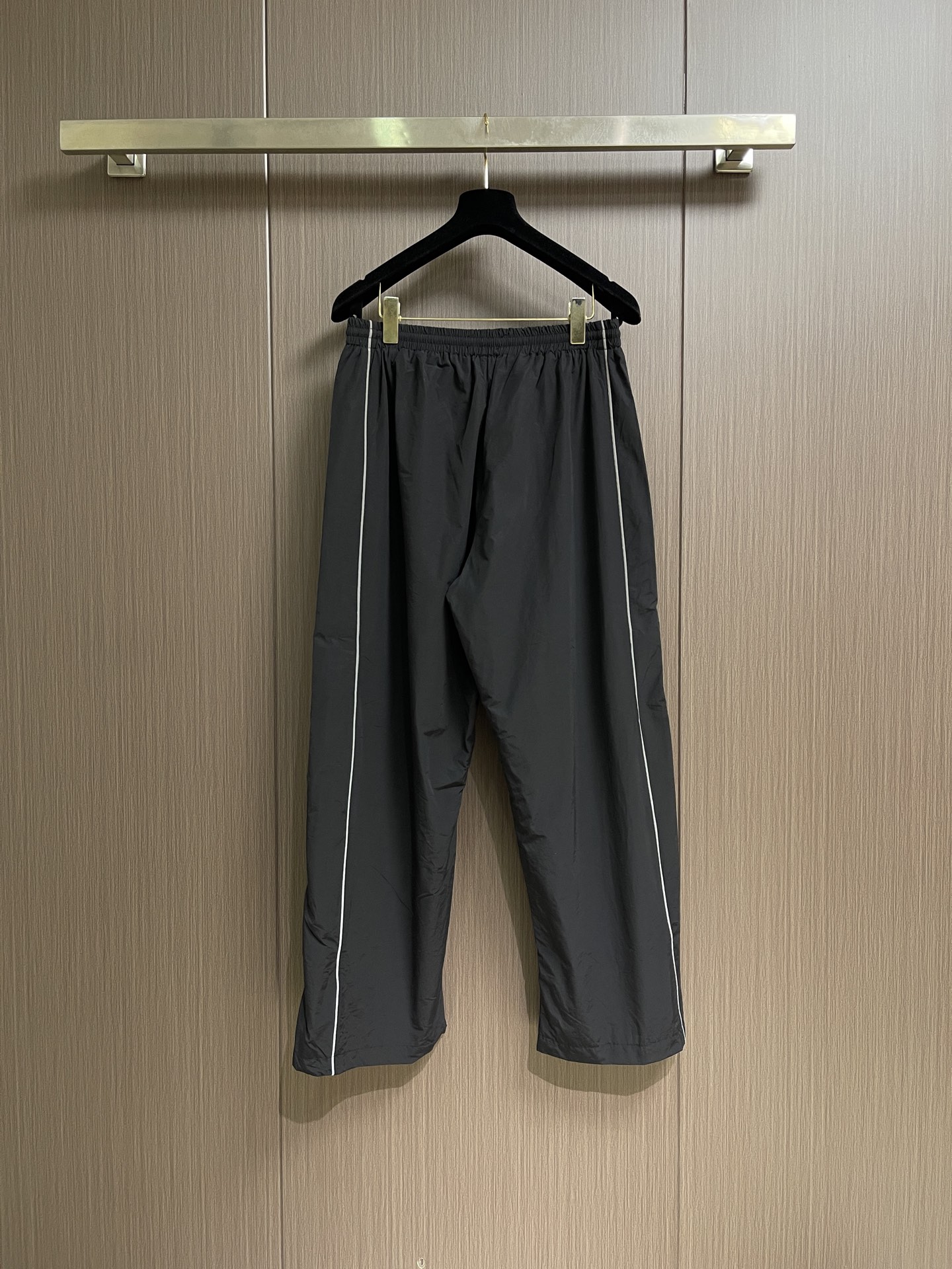 Balenciaga 皇冠B刺绣足球长裤, 精准平衡面料经纬伸缩系数，释放纤维内应力，避免后续缝纫、水洗出现裤身扭曲、局