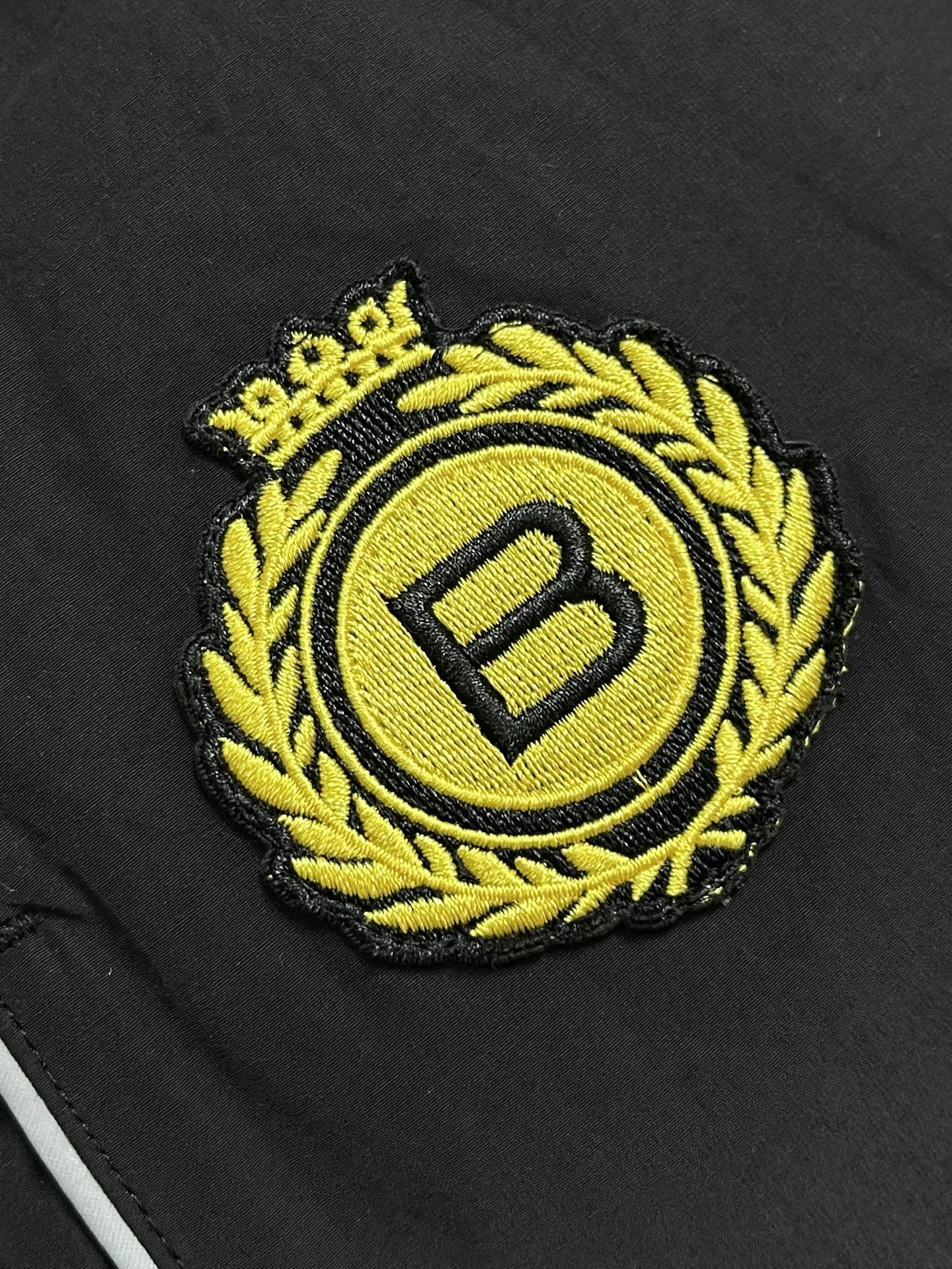 Balenciaga 皇冠B刺绣足球长裤, 精准平衡面料经纬伸缩系数，释放纤维内应力，避免后续缝纫、水洗出现裤身扭曲、局