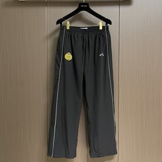 Balenciaga 皇冠B刺绣足球长裤, 精准平衡面料经纬伸缩系数,释放纤维内应力,避免后续缝纫、水洗出现裤身扭曲、局 Balenciaga 皇冠B刺绣足球长裤, 精准平衡面料经纬伸缩系数,释放纤维内应力,避免后续缝纫、水洗出现裤身扭曲、局