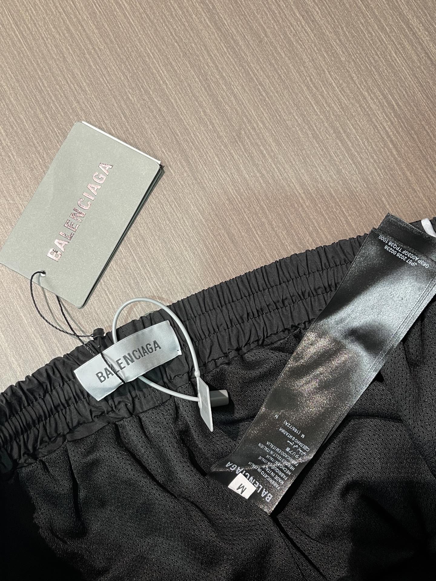Balenciaga 皇冠B刺绣足球长裤, 精准平衡面料经纬伸缩系数，释放纤维内应力，避免后续缝纫、水洗出现裤身扭曲、局