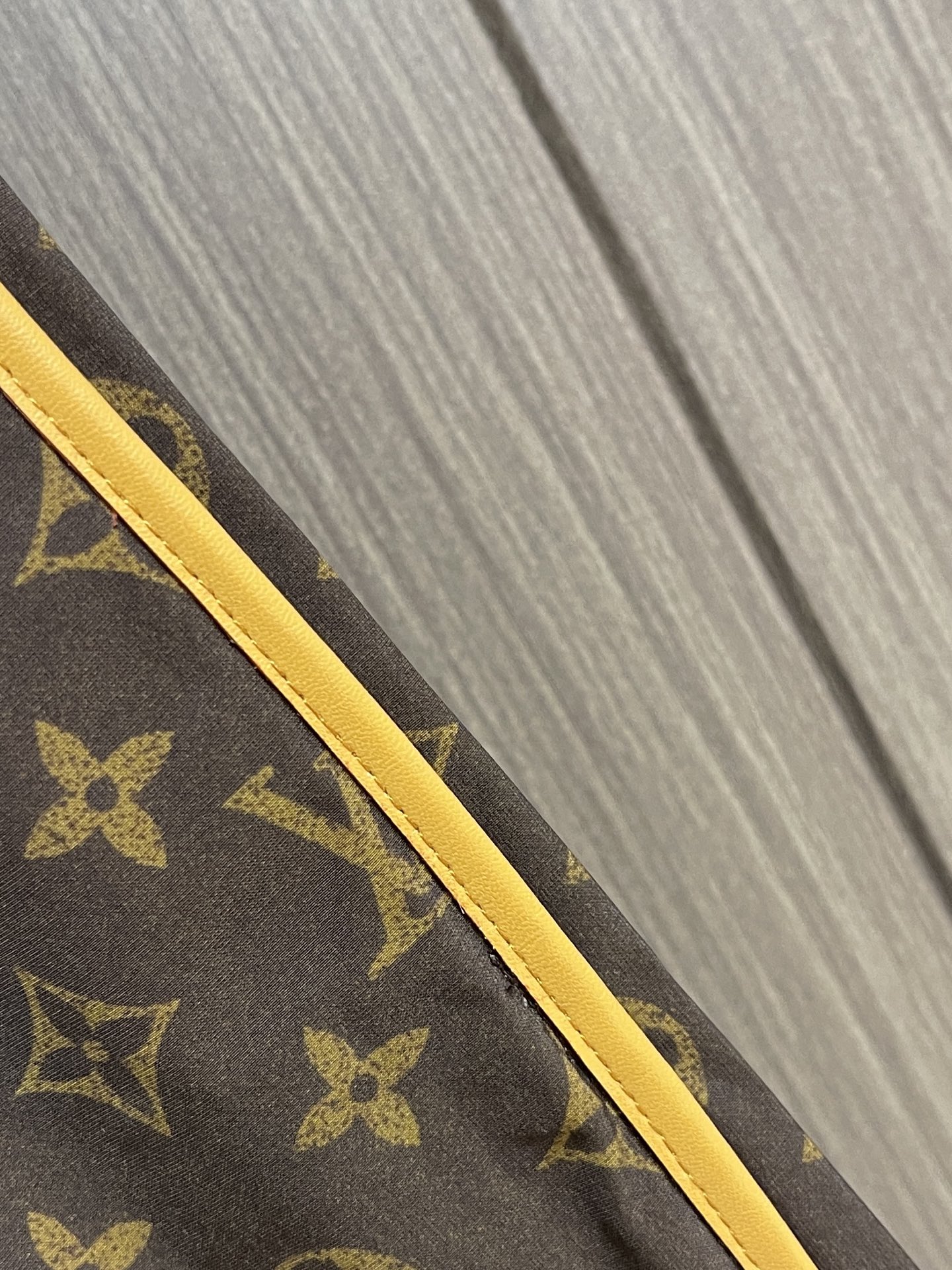 LV 老花棕色短裤，采用Silk Tech（丝绸科技）斜纹面料，以丝绸与源自降落伞灵感的再生尼龙的精致混纺，重新演绎了标