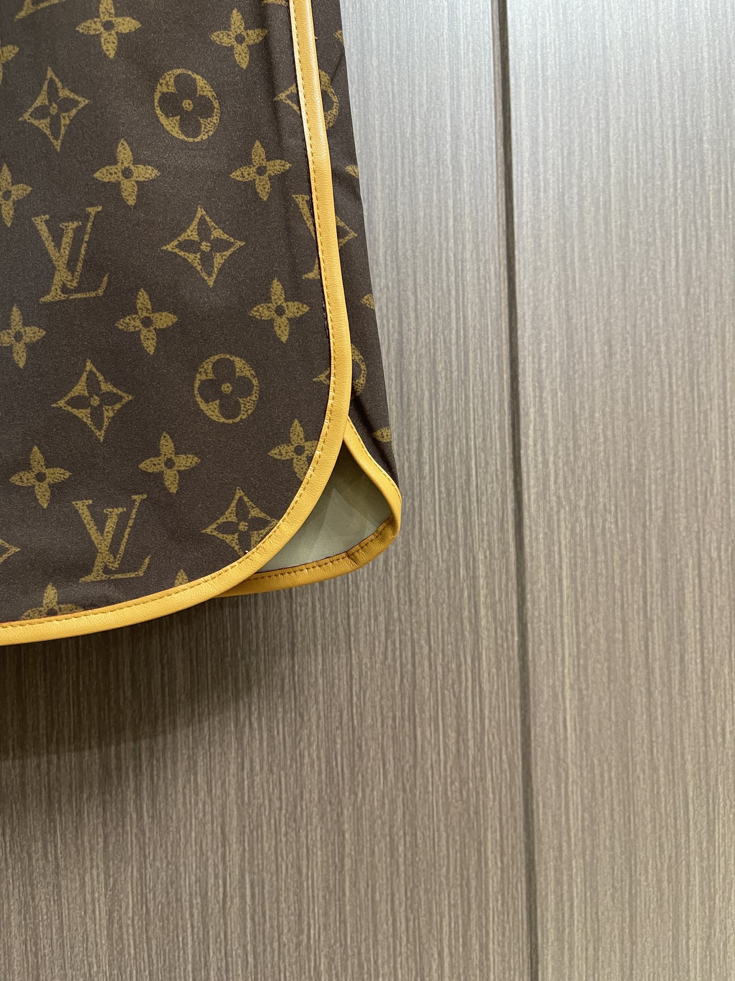LV 老花棕色短裤，采用Silk Tech（丝绸科技）斜纹面料，以丝绸与源自降落伞灵感的再生尼龙的精致混纺，重新演绎了标