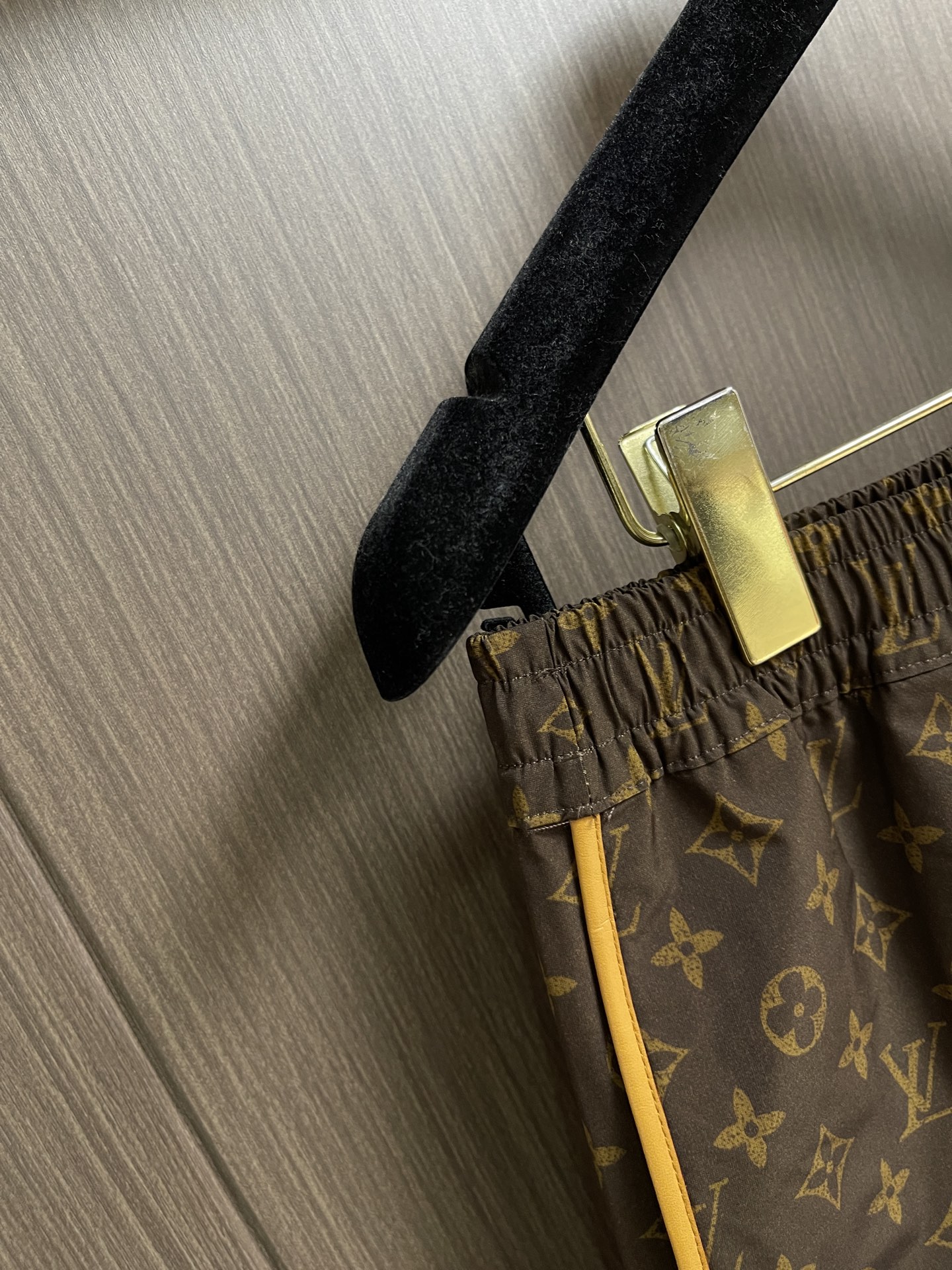LV 老花棕色短裤，采用Silk Tech（丝绸科技）斜纹面料，以丝绸与源自降落伞灵感的再生尼龙的精致混纺，重新演绎了标