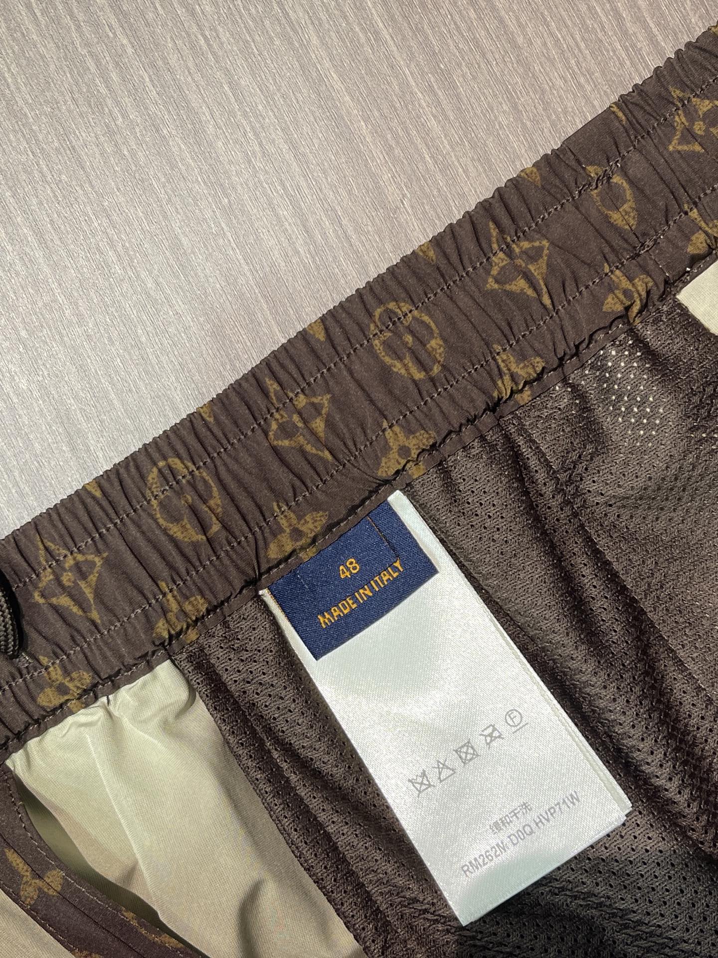 LV 老花棕色短裤，采用Silk Tech（丝绸科技）斜纹面料，以丝绸与源自降落伞灵感的再生尼龙的精致混纺，重新演绎了标