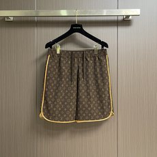 LV 老花棕色短裤,采用Silk Tech(丝绸科技)斜纹面料,以丝绸与源自降落伞灵感的再生尼龙的精致混纺,重新演绎了标 LV 老花棕色短裤,采用Silk Tech(丝绸科技)斜纹面料,以丝绸与源自降落伞灵感的再生尼龙的精致混纺,重新演绎了标