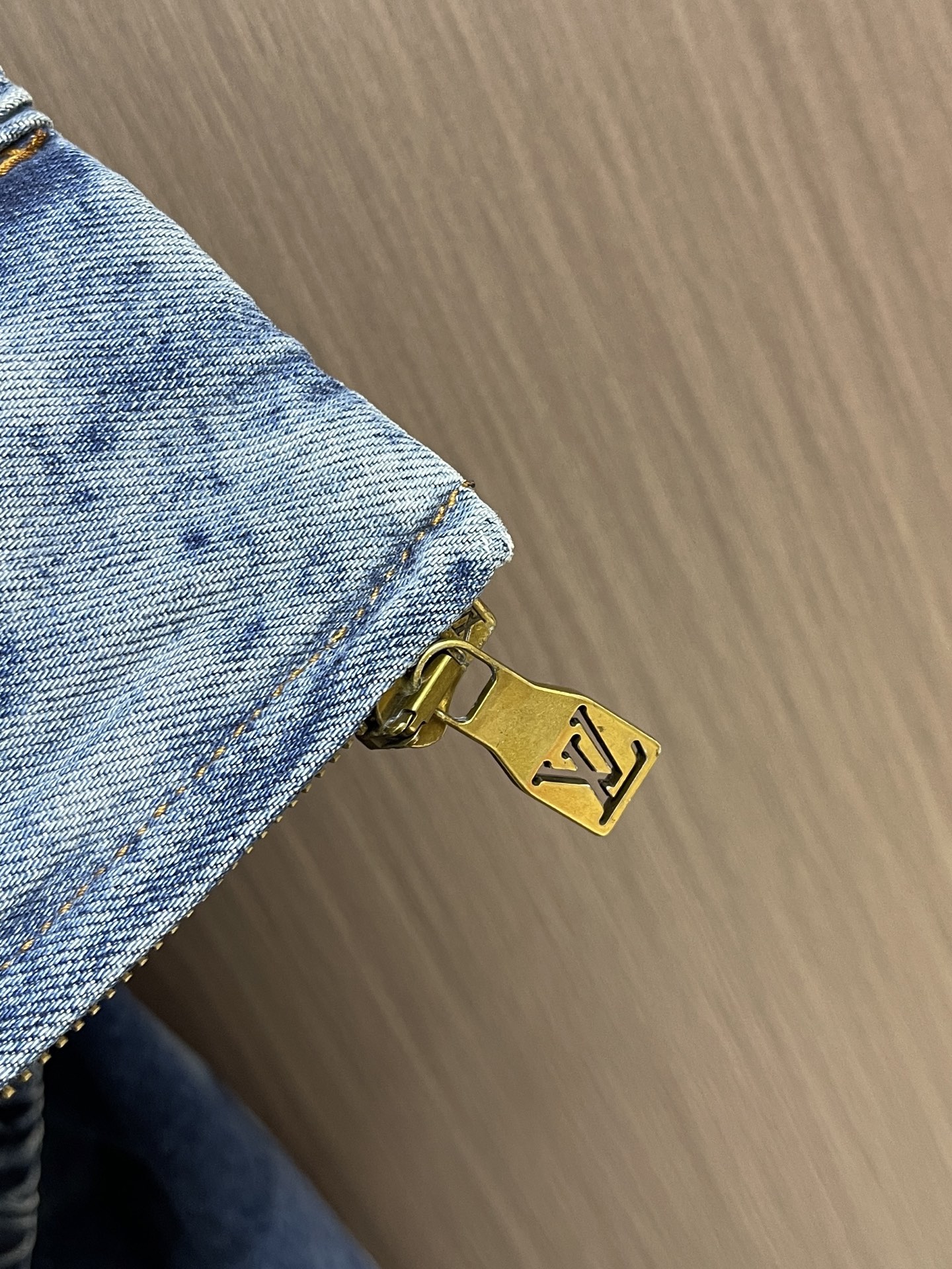 LV 2026fw nigo Damier牛仔外套，纯棉丹宁面料，丹宁布也被称为牛仔布，是一种由棉纱线织成的织物，经过染
