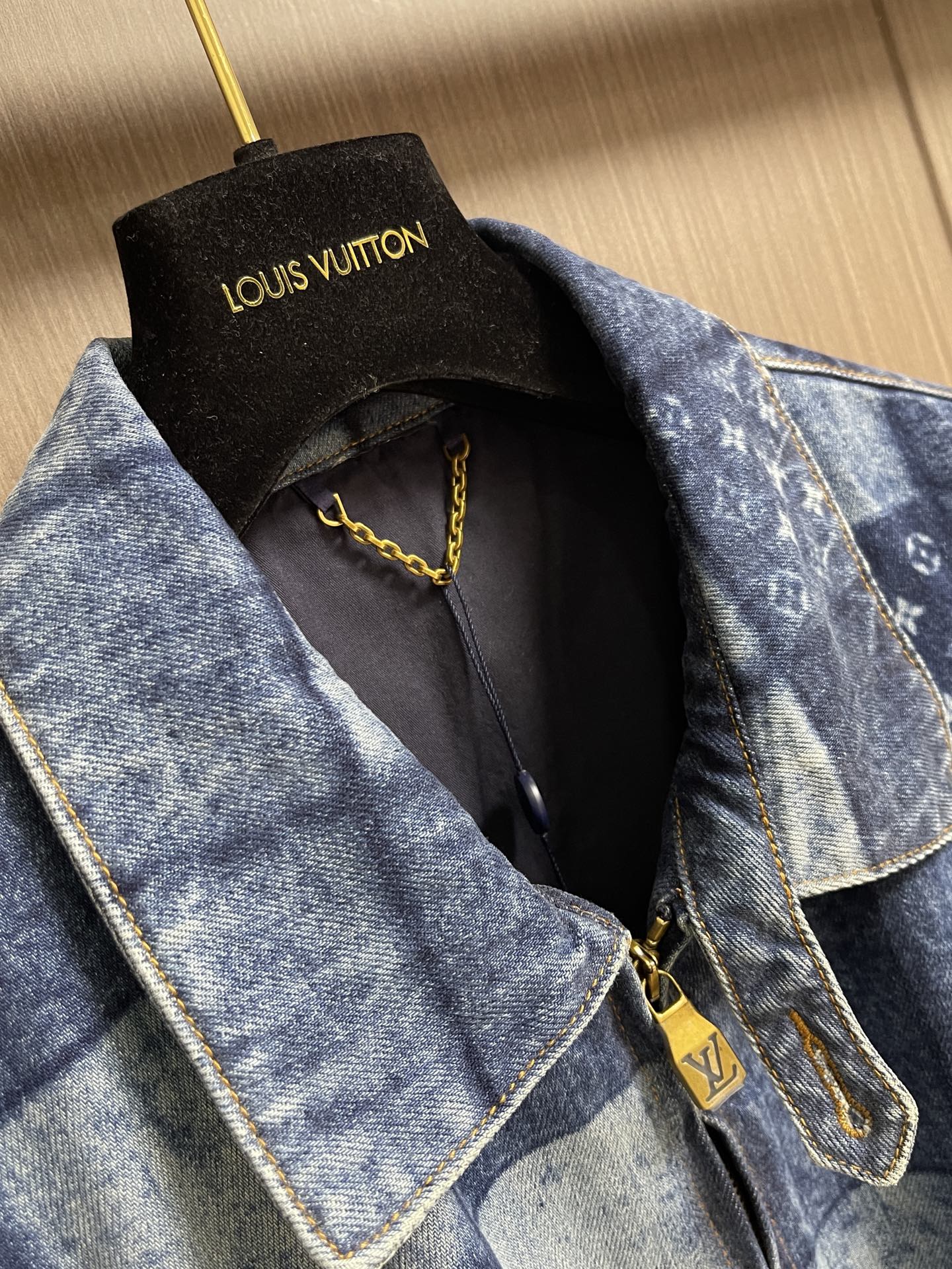 LV 2026fw nigo Damier牛仔外套，纯棉丹宁面料，丹宁布也被称为牛仔布，是一种由棉纱线织成的织物，经过染