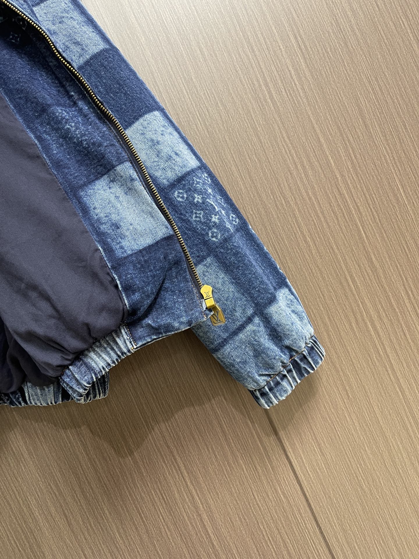 LV 2026fw nigo Damier牛仔外套，纯棉丹宁面料，丹宁布也被称为牛仔布，是一种由棉纱线织成的织物，经过染