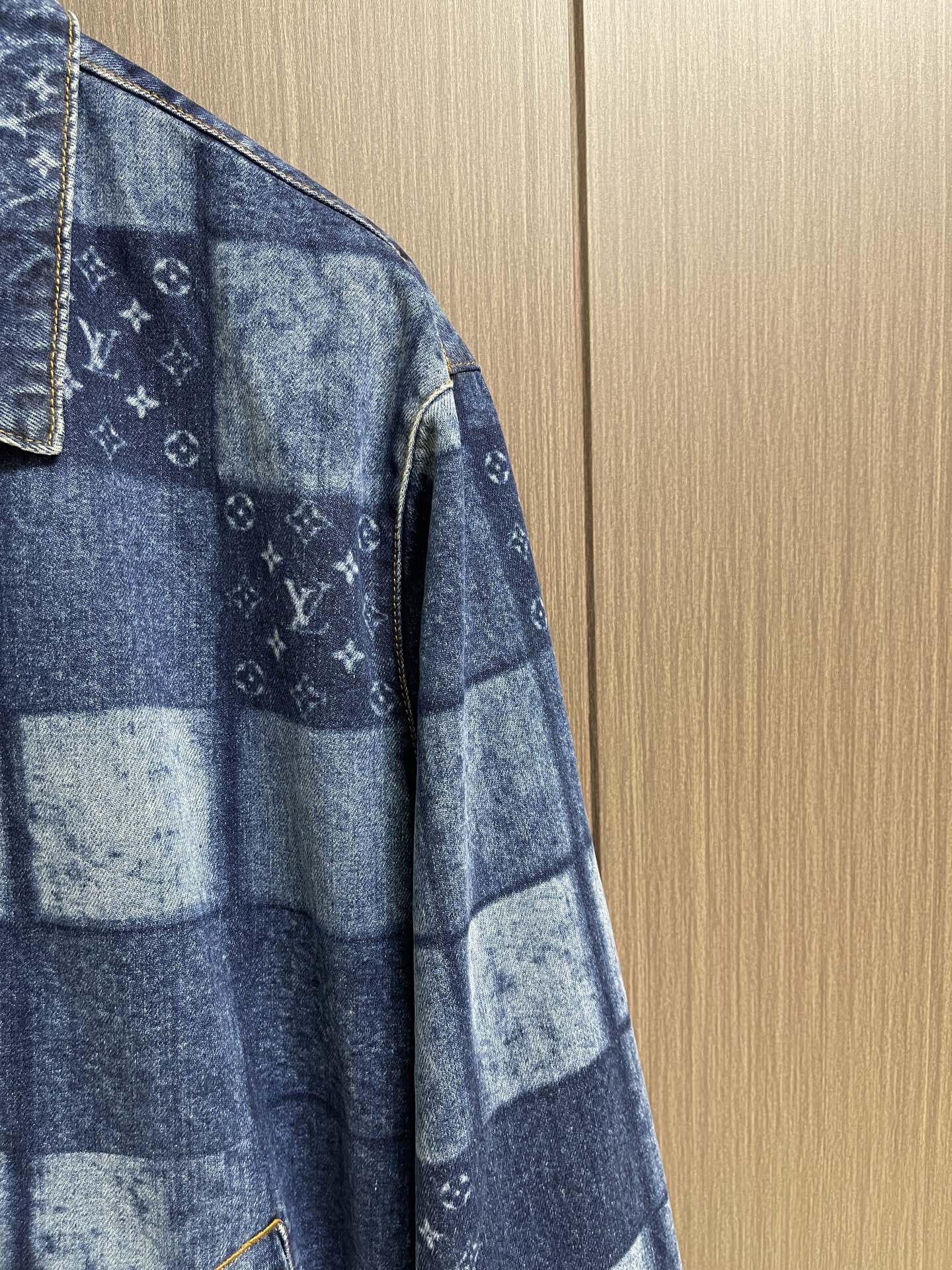 LV 2026fw nigo Damier牛仔外套，纯棉丹宁面料，丹宁布也被称为牛仔布，是一种由棉纱线织成的织物，经过染