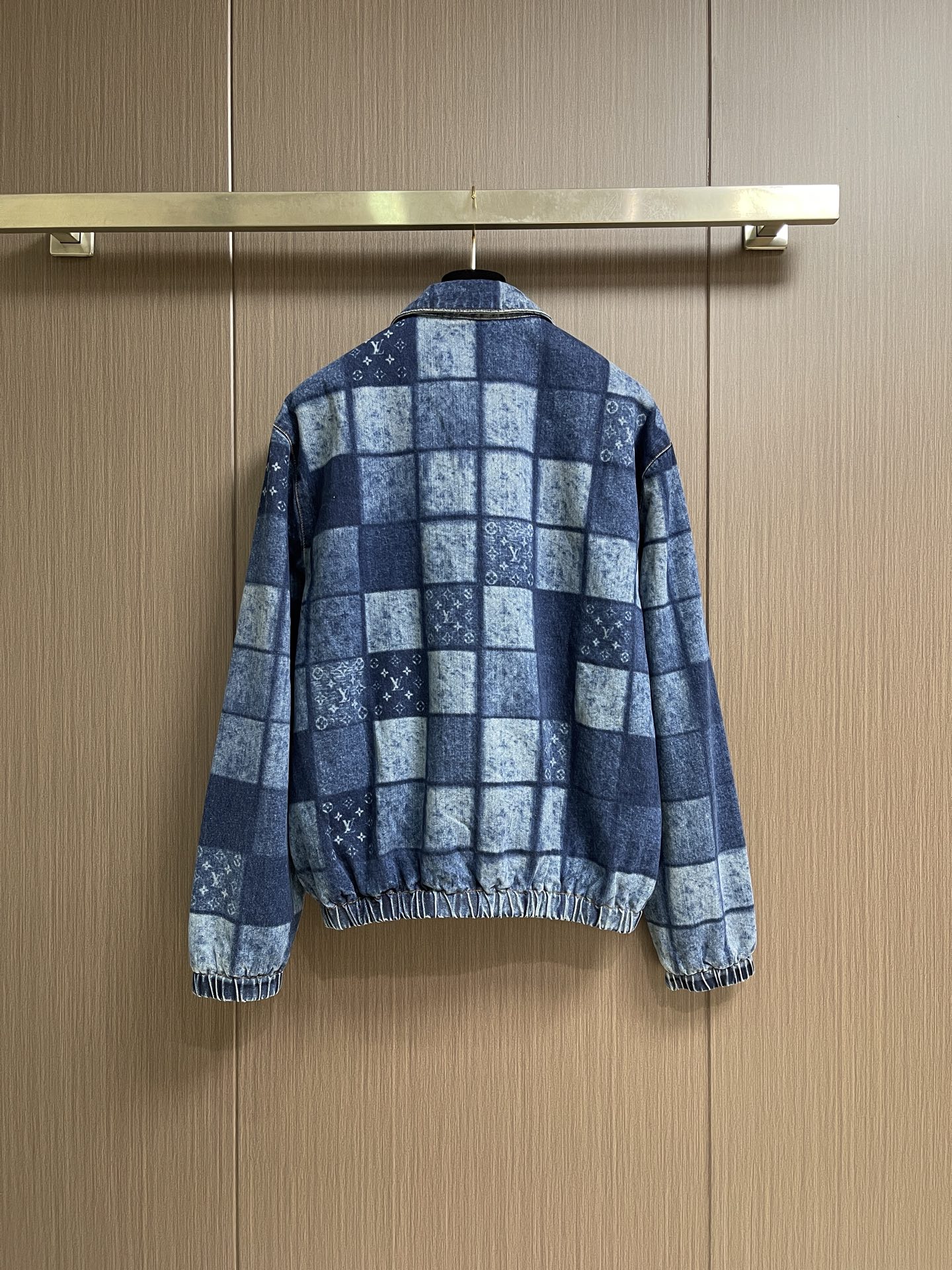 LV 2026fw nigo Damier牛仔外套，纯棉丹宁面料，丹宁布也被称为牛仔布，是一种由棉纱线织成的织物，经过染
