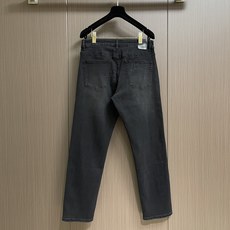 Ermenegildo Zegna 2026SS早春新品直筒牛仔裤,进口原版水洗弹力面料,上身舒适透气有弹力,原版五金辅 Ermenegildo Zegna 2026SS早春新品直筒牛仔裤,进口原版水洗弹力面料,上身舒适透气有弹力,原版五金辅