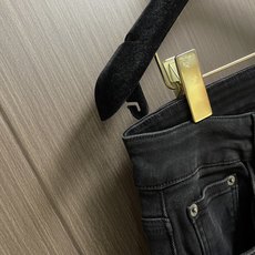 Ermenegildo Zegna 2026SS早春新品直筒牛仔裤,进口原版水洗弹力面料,上身舒适透气有弹力,原版五金辅 Ermenegildo Zegna 2026SS早春新品直筒牛仔裤,进口原版水洗弹力面料,上身舒适透气有弹力,原版五金辅