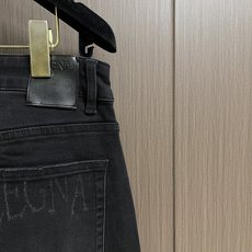 Ermenegildo Zegna 2026SS早春新品直筒牛仔裤,进口原版水洗弹力面料,上身舒适透气有弹力,原版五金辅 Ermenegildo Zegna 2026SS早春新品直筒牛仔裤,进口原版水洗弹力面料,上身舒适透气有弹力,原版五金辅