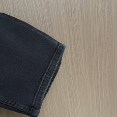 Ermenegildo Zegna 2026SS早春新品直筒牛仔裤,进口原版水洗弹力面料,上身舒适透气有弹力,原版五金辅 Ermenegildo Zegna 2026SS早春新品直筒牛仔裤,进口原版水洗弹力面料,上身舒适透气有弹力,原版五金辅