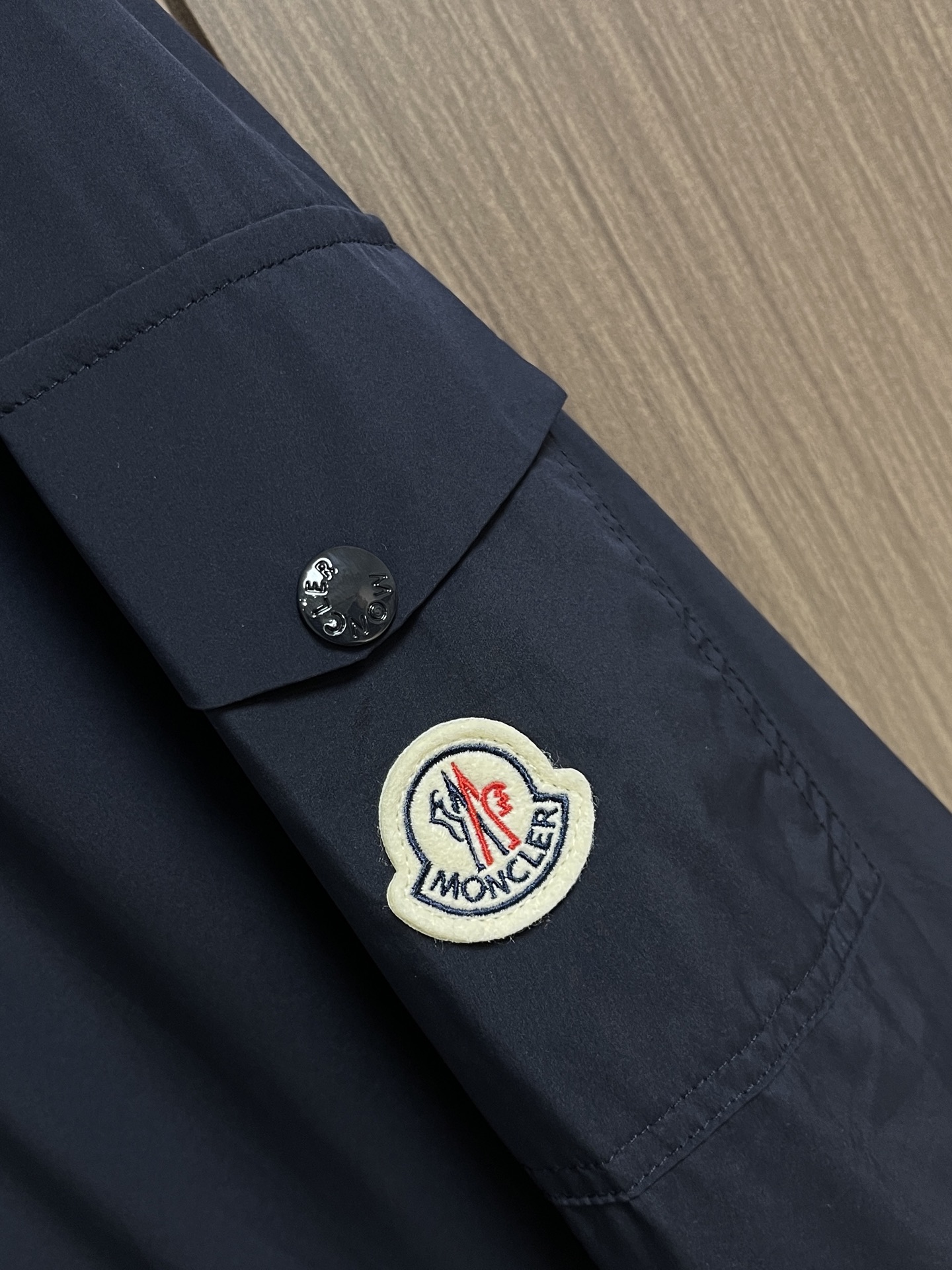 Moncler 字母标识Sassiere连帽夹克风衣外套，采用75D尼龙划胶工艺面料，百灵达激光贴布绣，模版刺绣，面料酵