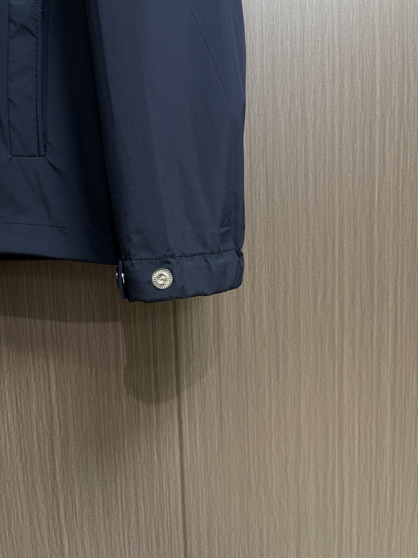 Moncler 字母标识Sassiere连帽夹克风衣外套，采用75D尼龙划胶工艺面料，百灵达激光贴布绣，模版刺绣，面料酵