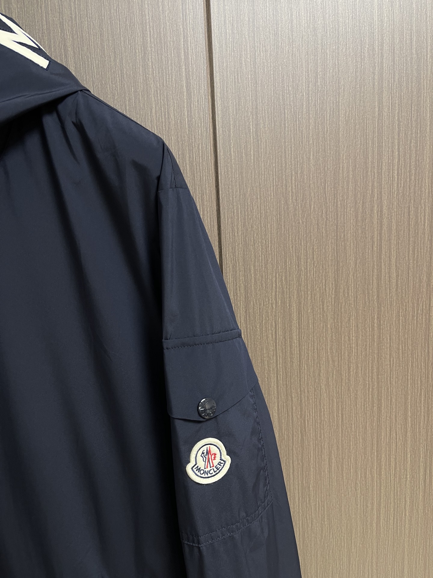 Moncler 字母标识Sassiere连帽夹克风衣外套，采用75D尼龙划胶工艺面料，百灵达激光贴布绣，模版刺绣，面料酵