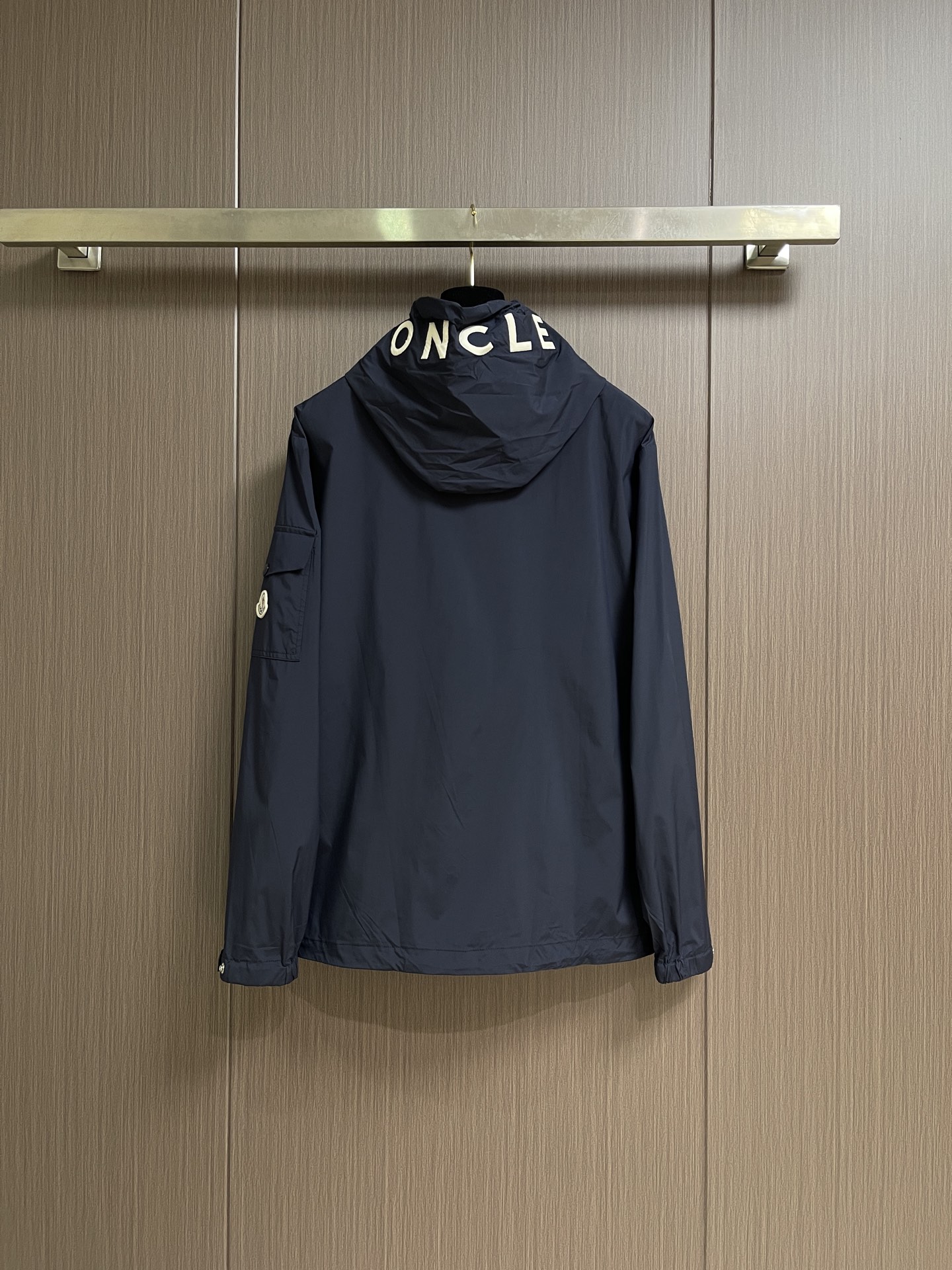 Moncler 字母标识Sassiere连帽夹克风衣外套，采用75D尼龙划胶工艺面料，百灵达激光贴布绣，模版刺绣，面料酵