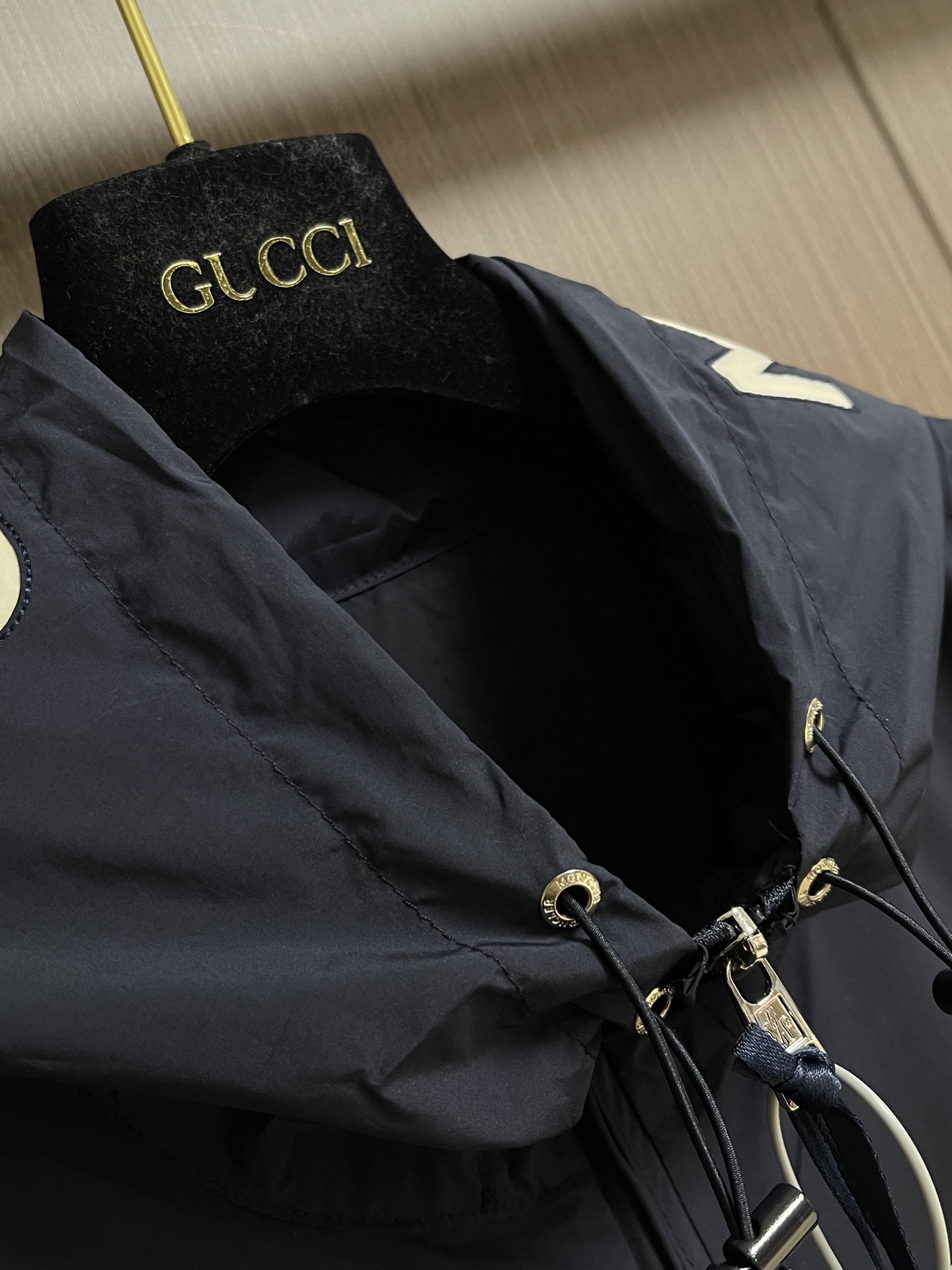 Moncler 字母标识Sassiere连帽夹克风衣外套，采用75D尼龙划胶工艺面料，百灵达激光贴布绣，模版刺绣，面料酵