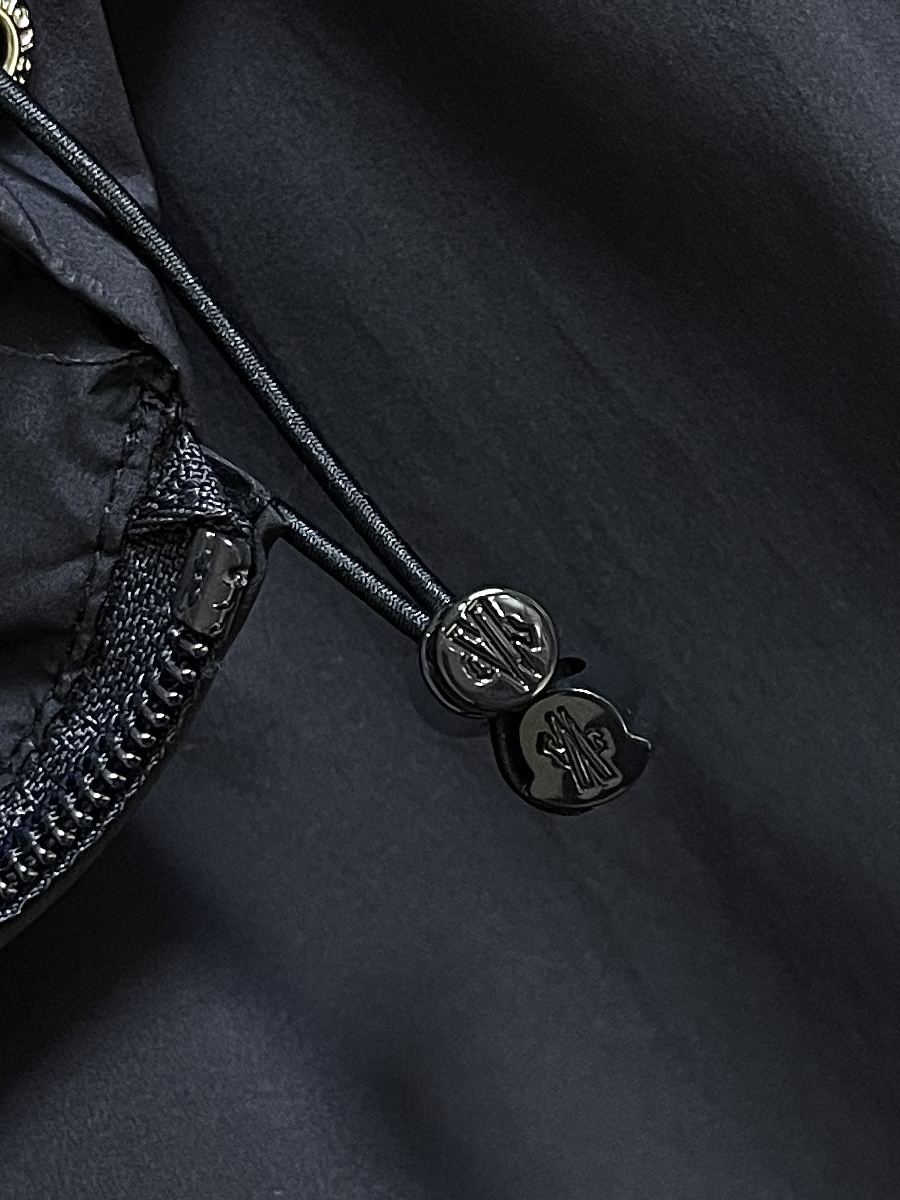 Moncler 字母标识Sassiere连帽夹克风衣外套，采用75D尼龙划胶工艺面料，百灵达激光贴布绣，模版刺绣，面料酵