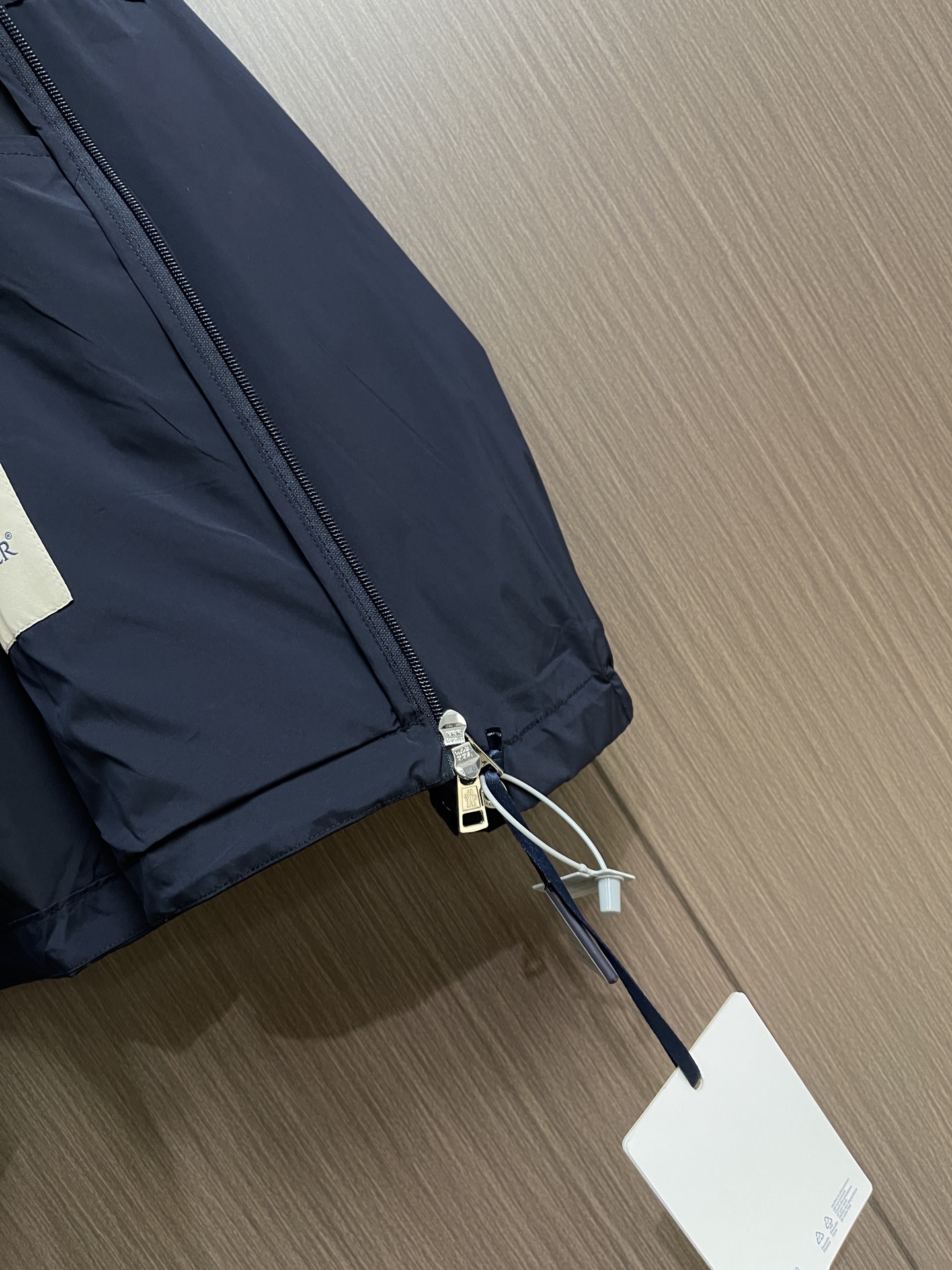 Moncler 字母标识Sassiere连帽夹克风衣外套，采用75D尼龙划胶工艺面料，百灵达激光贴布绣，模版刺绣，面料酵