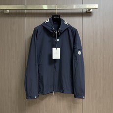 Moncler 字母标识Sassiere连帽夹克风衣外套,采用75D尼龙划胶工艺面料,百灵达激光贴布绣,模版刺绣,面料酵 Moncler 字母标识Sassiere连帽夹克风衣外套,采用75D尼龙划胶工艺面料,百灵达激光贴布绣,模版刺绣,面料酵