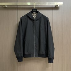 GUCCI 双面刺绣满印夹克外套,面料采用原版一致双面设计,100%精梳棉平纹梭织布,经高温预缩与定位裁床工艺处理,触感 GUCCI 双面刺绣满印夹克外套,面料采用原版一致双面设计,100%精梳棉平纹梭织布,经高温预缩与定位裁床工艺处理,触感