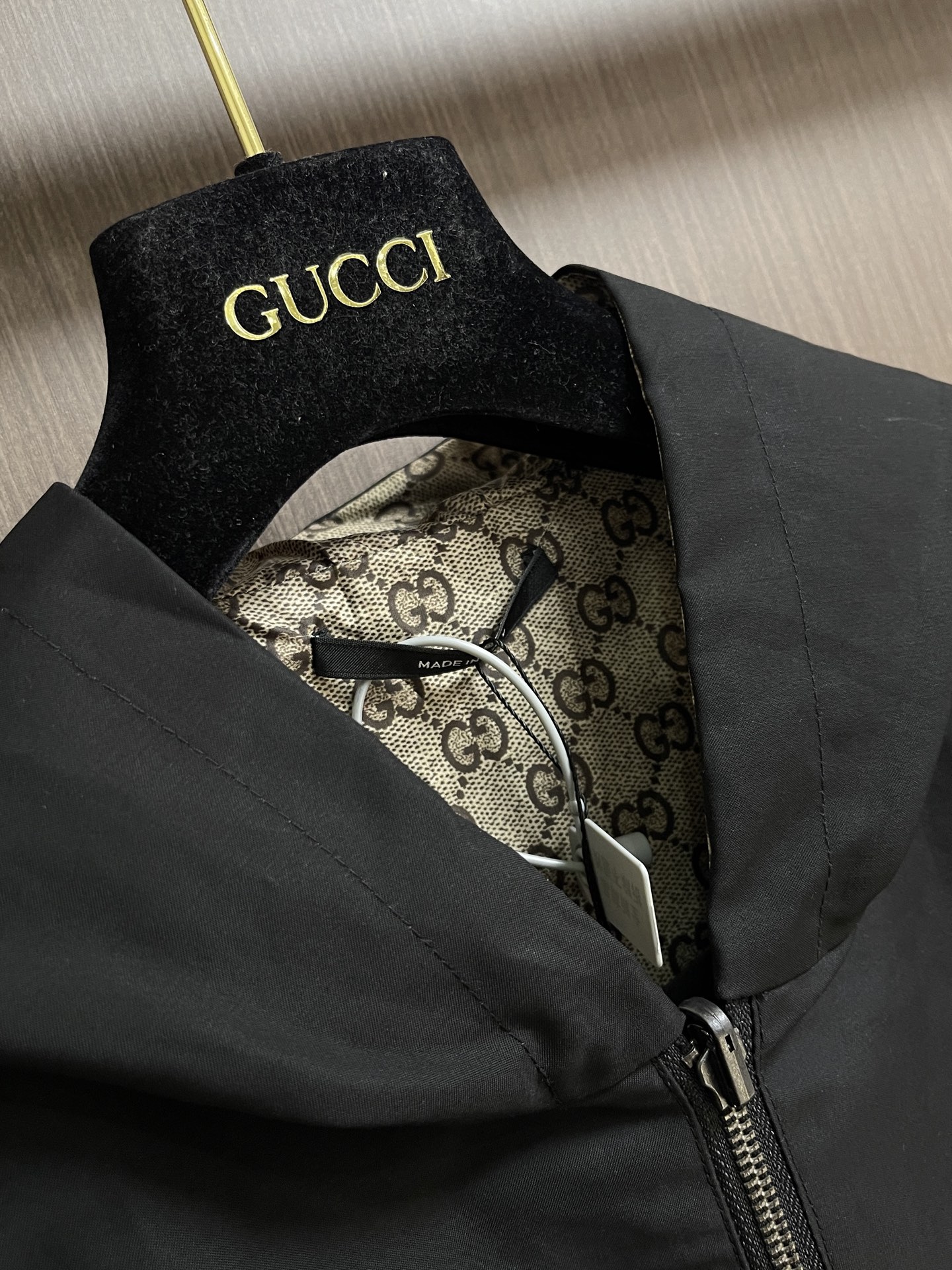 GUCCI 双面刺绣满印夹克外套，面料采用原版一致双面设计，100%精梳棉平纹梭织布，经高温预缩与定位裁床工艺处理，触感