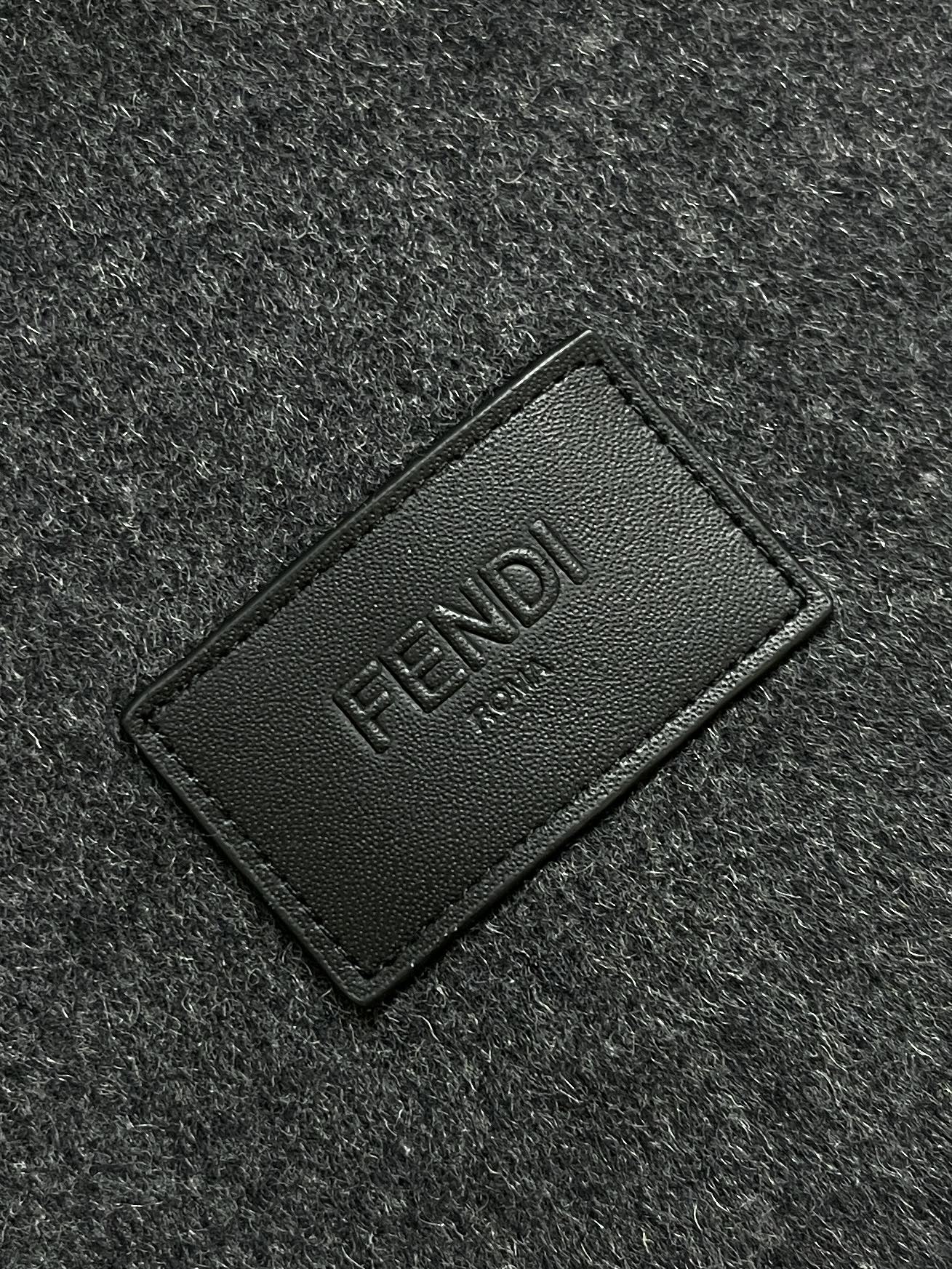 Fendi FF压花羊毛夹克外套,定制奢柔双织羊绒蚕丝布,以高级烟灰调为基调,带着一种沧桑与优雅并存的美感,标志性FF压 Fendi FF压花羊毛夹克外套,定制奢柔双织羊绒蚕丝布,以高级烟灰调为基调,带着一种沧桑与优雅并存的美感,标志性FF压