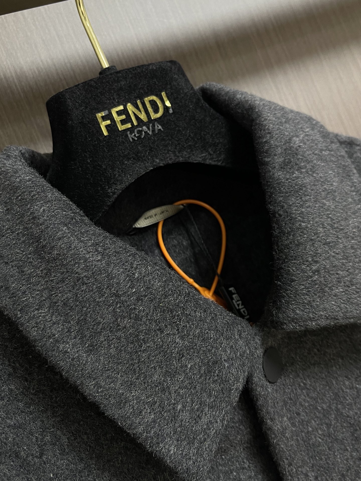 Fendi FF压花羊毛夹克外套,定制奢柔双织羊绒蚕丝布,以高级烟灰调为基调,带着一种沧桑与优雅并存的美感,标志性FF压 Fendi FF压花羊毛夹克外套,定制奢柔双织羊绒蚕丝布,以高级烟灰调为基调,带着一种沧桑与优雅并存的美感,标志性FF压