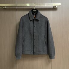Fendi FF压花羊毛夹克外套,定制奢柔双织羊绒蚕丝布,以高级烟灰调为基调,带着一种沧桑与优雅并存的美感,标志性FF压 Fendi FF压花羊毛夹克外套,定制奢柔双织羊绒蚕丝布,以高级烟灰调为基调,带着一种沧桑与优雅并存的美感,标志性FF压