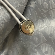 Dior 暗纹Oblique 夹克外套,定制霜华缎感塔夫绸,通体覆以同色系Oblique暗纹印花,细密织纹暗蕴品牌经典基 Dior 暗纹Oblique 夹克外套,定制霜华缎感塔夫绸,通体覆以同色系Oblique暗纹印花,细密织纹暗蕴品牌经典基