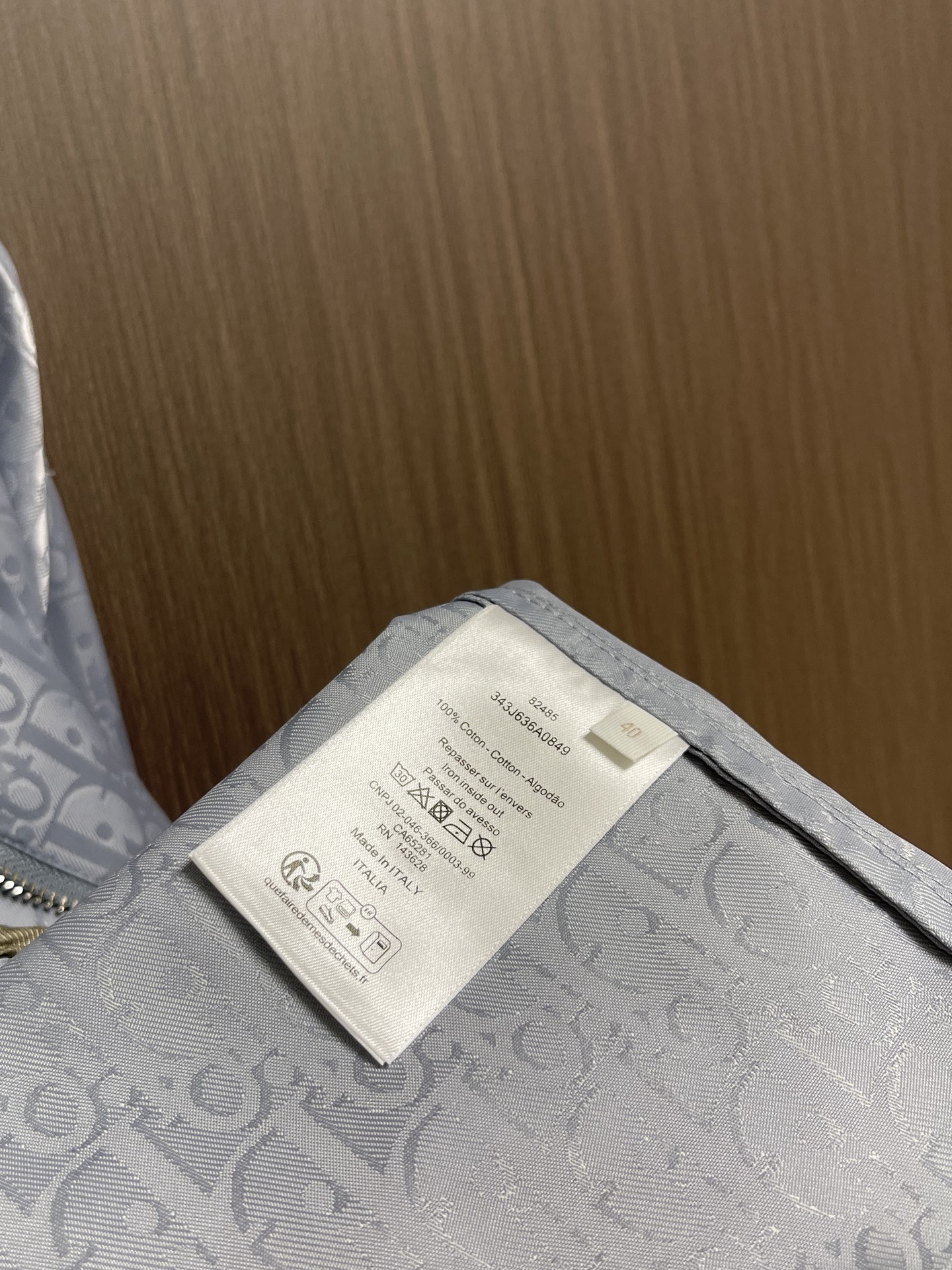 Dior 暗纹Oblique 夹克外套,定制霜华缎感塔夫绸,通体覆以同色系Oblique暗纹印花,细密织纹暗蕴品牌经典基 Dior 暗纹Oblique 夹克外套,定制霜华缎感塔夫绸,通体覆以同色系Oblique暗纹印花,细密织纹暗蕴品牌经典基