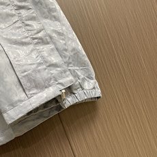 Dior 暗纹Oblique 夹克外套,定制霜华缎感塔夫绸,通体覆以同色系Oblique暗纹印花,细密织纹暗蕴品牌经典基 Dior 暗纹Oblique 夹克外套,定制霜华缎感塔夫绸,通体覆以同色系Oblique暗纹印花,细密织纹暗蕴品牌经典基