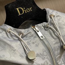 Dior 暗纹Oblique 夹克外套,定制霜华缎感塔夫绸,通体覆以同色系Oblique暗纹印花,细密织纹暗蕴品牌经典基 Dior 暗纹Oblique 夹克外套,定制霜华缎感塔夫绸,通体覆以同色系Oblique暗纹印花,细密织纹暗蕴品牌经典基