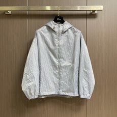 Dior 暗纹Oblique 夹克外套,定制霜华缎感塔夫绸,通体覆以同色系Oblique暗纹印花,细密织纹暗蕴品牌经典基 Dior 暗纹Oblique 夹克外套,定制霜华缎感塔夫绸,通体覆以同色系Oblique暗纹印花,细密织纹暗蕴品牌经典基